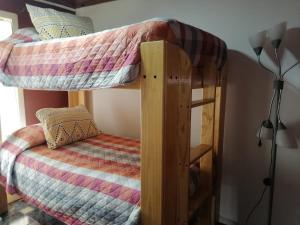 a bunk bed in a room with a bunk bedutenewayangering at Casa Lo Herrera in Isla de Maipo
