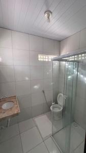 a bathroom with a glass shower and a toilet at CAMA & CAFÉ BED & BREAKFAST HOSPEDARIA MORRO BRANCO 3 MIN A PÉ DAS FALÉSIAs 2 QUADRAS DA PRAIA 1 QUADRA DO MIRANTE & FEIRINHA in Beberibe