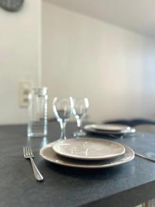 a table with a plate and two glasses on it at La Cachette Urbaine in Albi