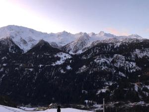 a snow covered mountain range with snow covered mountains at Chalet del Sole in Quinto