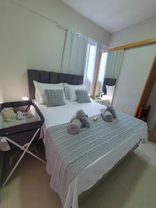 a bedroom with a large bed with towels on it at Praia da Graciosa Apartamento 2 quartos in Palmas +21 photos