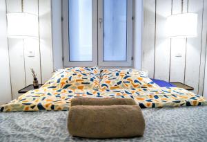 a bedroom with a bed with a ottoman and two lamps at Le Havre Familial - 5 couchages climatisé in Romans-sur-Isère