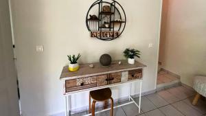 a dressing table in a room with a mirror at MOOREA - Coconut Pool House 4 in Pihaena