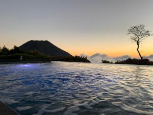 a infinity pool with a mountain in the background at Sueño Verde EcoVilla in Cerro Verde