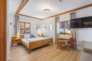 a hotel room with a bed and a table at Gästehaus Florian in Grainau