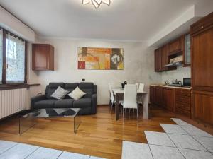a living room with a couch and a table at Lavilletta stanza parco in Baranzate
