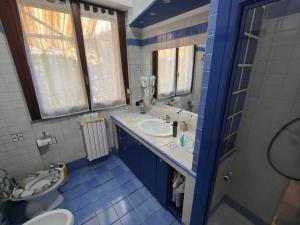a bathroom with a sink and a toilet at Lavilletta stanza parco in Baranzate +20 photos
