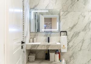 a bathroom with a sink and a mirror at Luxury City View Apartments with Balcony & Kitchen & Fast Wi-Fi in Shkodër