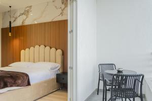 a bedroom with a bed and a table and chairs at Luxury City View Apartments with Balcony & Kitchen & Fast Wi-Fi in Shkodër