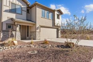 a house with a driveway and a garage at Zion Adventure townhouse in Hurricane