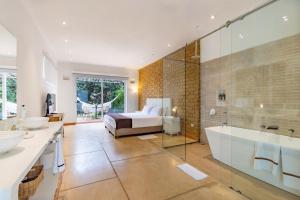 a bathroom with a bed and a bath tub and a sink at Hotel Alma in Tinjacá