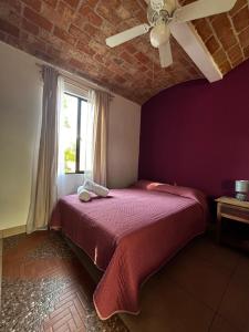 ein Schlafzimmer mit einem Bett und einem Deckenventilator in der Unterkunft Casa Ttorrez in San Miguel de Allende