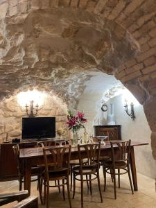 a dining room with a wooden table and chairs at Marais Romantique Paris centre 4 chambres in Paris