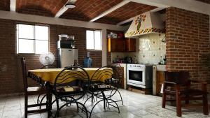 eine Küche mit einem gelben Tisch und Stühlen darin in der Unterkunft Casa Ttorrez in San Miguel de Allende