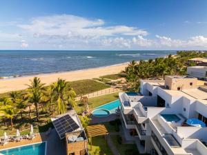 an aerial view of a resort and the beach at Duplex com Piscina Privativa em Itacimirim! in Camaçari
