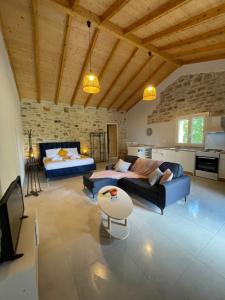 a living room with a couch and a table at Casa Diatsenta in Bogdanátika
