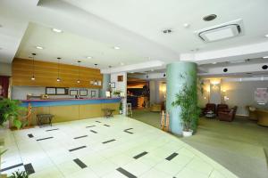 a large lobby with a waiting room and a counter at Ryokan Fukuzen in Shibukawa
