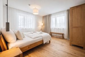 En eller flere senge i et værelse på Da Alois - Alpine Premium Apartments + 275 billeder