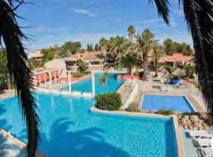 a pool at the resort at Barcaresa - Malibu village Catalan T2 terrasse in Canet-en-Roussillon