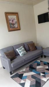 a living room with a couch and a rug at Casa acogedora in Veracruz