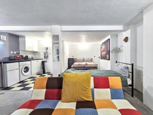 a large room with a bed and a kitchen at Hidden Putney-Studio Flat in London
