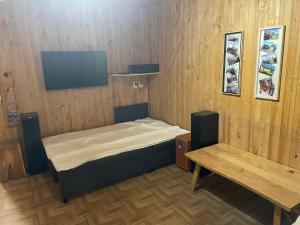 a small room with a bed and a table at Pusa Saunamaja in Jõhvi