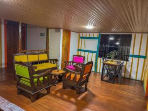 a room with three chairs and a table and a room with a table at Hostal Casa Celeste in Murillo