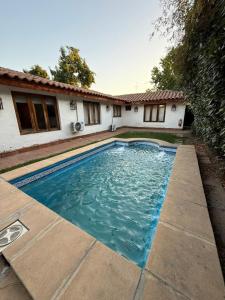 a swimming pool in front of a house at Tierra & Vino a pasos Museo y Casino in Santa Cruz