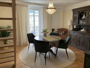 a living room with a dining room table and chairs at Das Mosel Ferienhaus in Zell an der Mosel