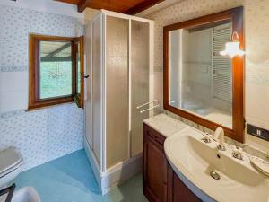 ein Badezimmer mit Waschbecken, Dusche und Toilette in der Unterkunft Chalet Casargo in Casargo + 28 Fotos