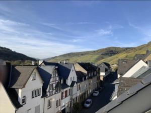 a view of a town with hills in the background at Das Mosel Ferienhaus in Zell an der Mosel
