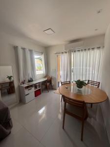 a living room with a table and a desk in it at Casa 2 quarto em condomínio in Camaçari