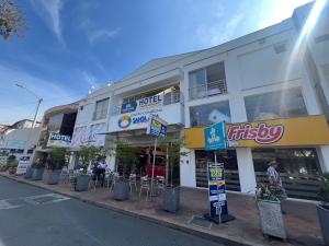 a building on the side of a street at Apartaestudio con cocina dentro centro comercial in Cartago
