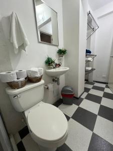 a bathroom with a white toilet and a sink at Apartaestudio con cocina dentro centro comercial in Cartago +15 photos