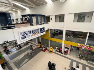 an overhead view of a lobby of a store at Apartaestudio con cocina dentro centro comercial in Cartago