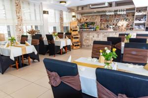 a restaurant with tables and chairs and a bar at Vistula Hotel in Świecie
