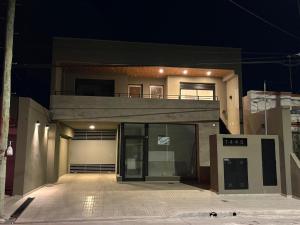 a house with a garage at night at Departamento macrocentro I, espacioso Río Cuarto in Río Cuarto