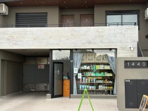 a store front with a book shelf in front of it at Departamento macrocentro I, espacioso Río Cuarto in Río Cuarto