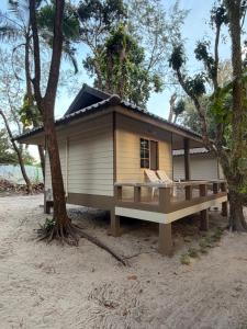 a small house on the beach with a tree at Relaxbar&bungalow in Ko Phayam