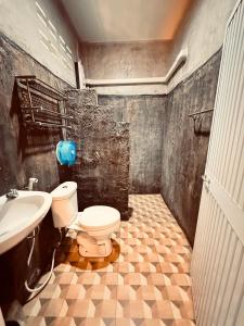 a bathroom with a toilet and a sink at Sonya Kohlanta in Ko Lanta