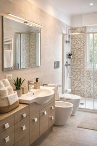 a bathroom with a sink and a tub and a toilet at Casa Rosetta - Relax in Centro - Parcheggio Privato, Mare a 2 Passi in Bordighera