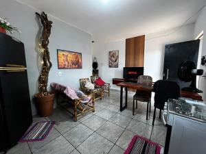 a living room with a table and chairs at Loft D Mobiliado, individual com ar condicionado e garagem privada in Dourados