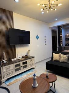 a living room with a flat screen tv on the wall at Departamento San Lorenzo #102 in Mazatlán