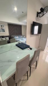 a room with a table and chairs and a couch at Jtower Residences Rad Staycation in SM Jmall in Mandaue City