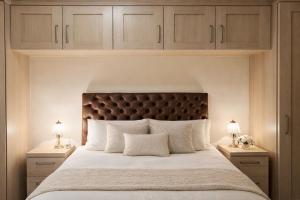 a bedroom with a large bed with two lamps on tables at Randall Farm Near Brands Hatch Circuit in Fawkham