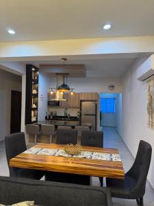 a dining room and kitchen with a table and chairs at Departamento San Lorenzo #102 in Mazatlán