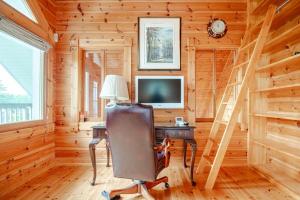 a home office with a desk and a television at Juden Fuji168 山中湖湖畔 高級ログハウス 135平米四寝室 in Yamanakako