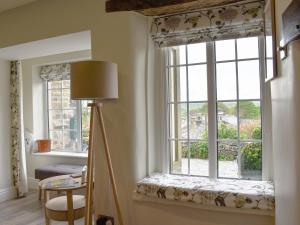 a window seat in a room with a table and a lamp at Rooftops - Uk34065 in Grassington
