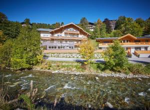 budynek z rzeką przed nim w obiekcie Am Zwölferkogel Appartements w Saalbach Hinterglemm