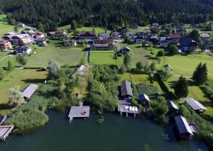 Blick auf Premium Apartments am Weißensee aus der Vogelperspektive